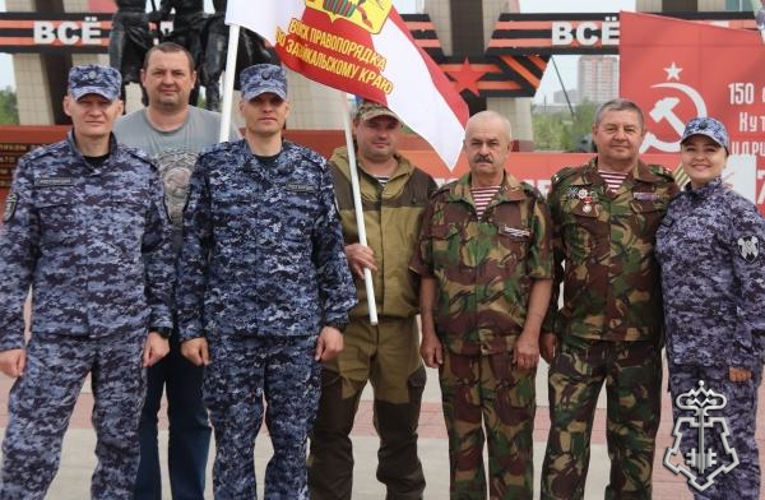 В Чите росгвардейцы отметили День России праздничным автопробегом