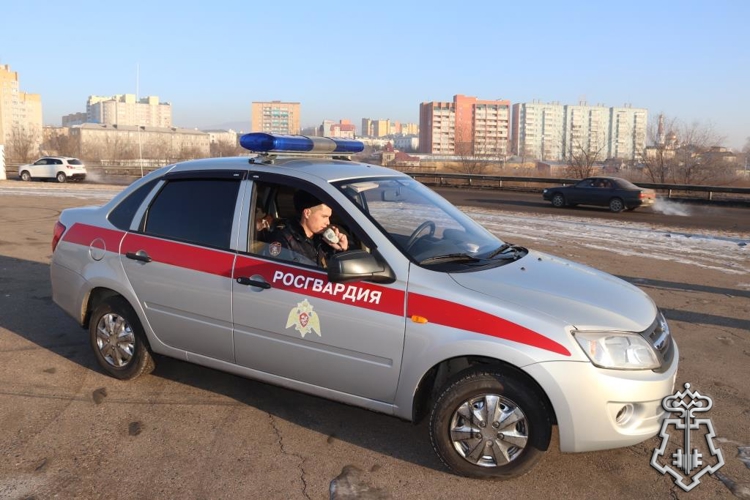 В Чите сотрудники вневедомственной охраны оказали помощь женщине, оказавшейся в беде