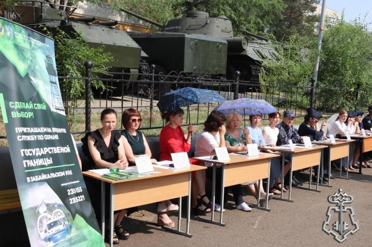 Сотрудники вневедомственной охраны пригласили забайкальцев на службу на ярмарке вакансий