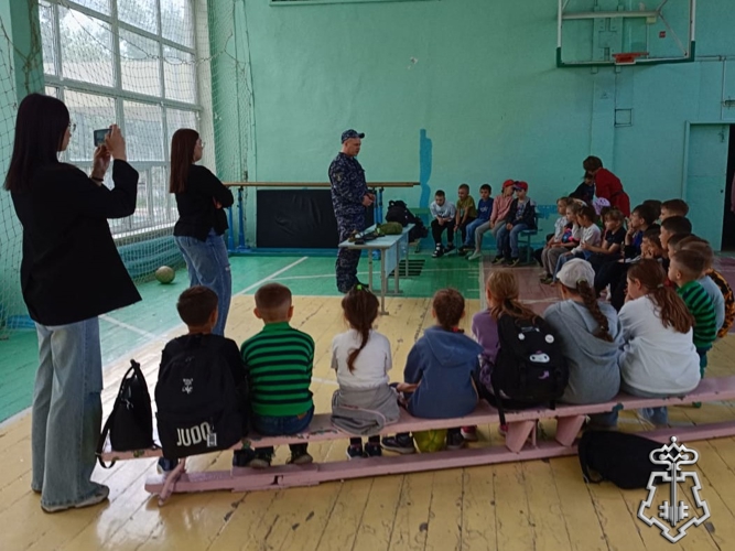 В Краснокаменске сотрудники вневедомственной охраны провели для детей урок мужества