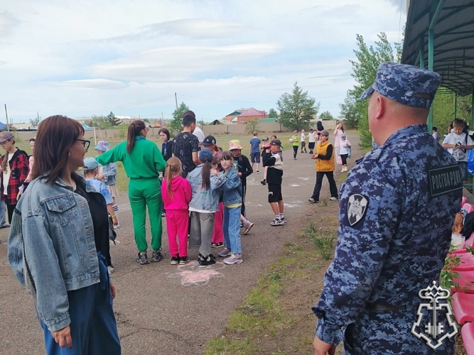 В Забайкалье сотрудники вневедомственной охраны посетили пришкольные лагеря