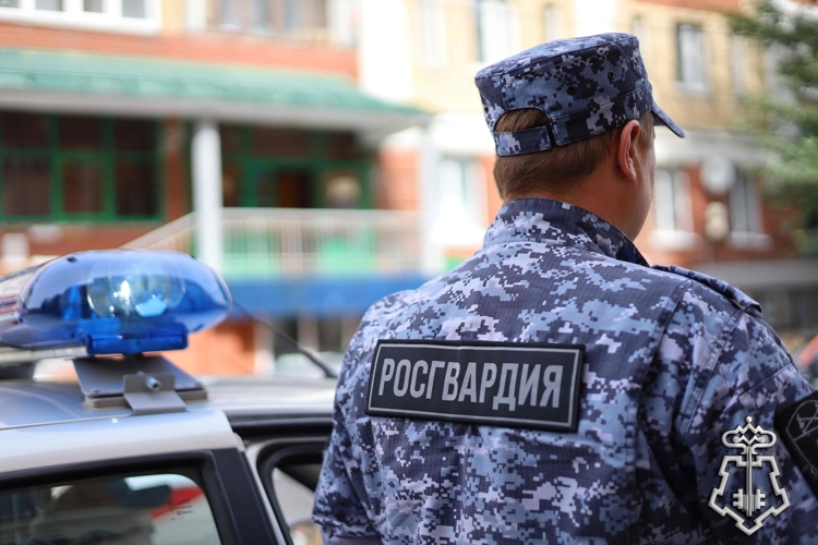 Сотрудники Росгвардии задержали мужчину, который покинул магазин, не оплатив покупки