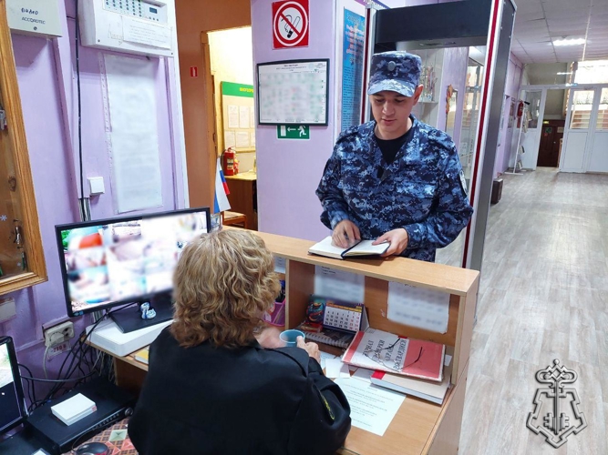 Сотрудники Росгвардии проверяют работу частных охранников, обеспечивающих безопасность в школах