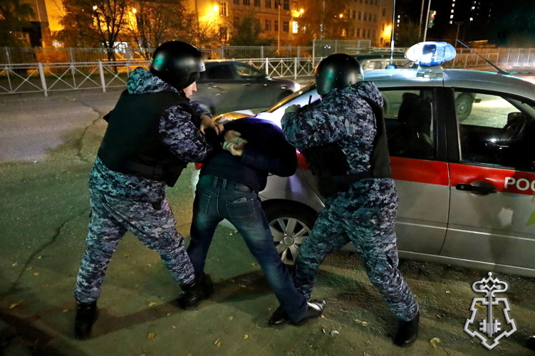 Сотрудники Росгвардии задержали мужчин, которые устроили дебош в гостинице