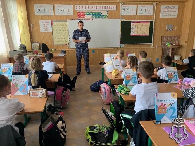 Сотрудники вневедомственной охраны провели уроки безопасности для школьников