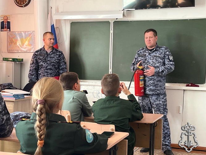Ученики подшефного класса Росгвардии узнали о правилах пожарной безопасности