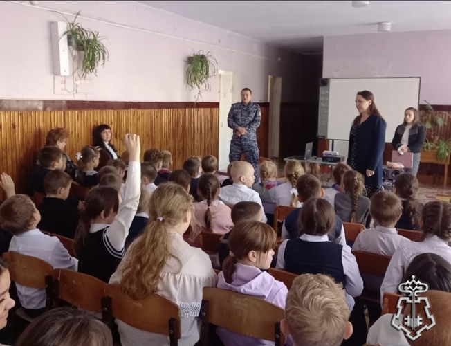 В Первомайске сотрудники Росгвардии рассказали школьникам о безопасности