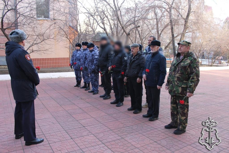 В Чите ветераны, военнослужащие и сотрудники Росгвардии почтили память сотрудников органов внутренних дел, погибших при исполнении служебного долга