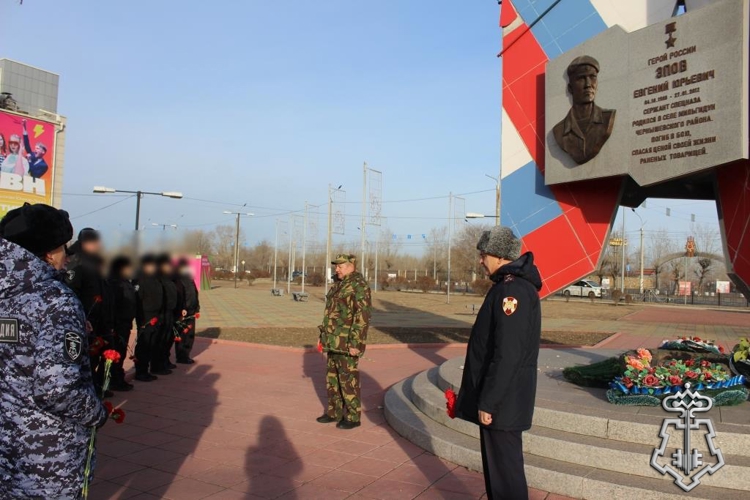 В Чите ветераны, военнослужащие и сотрудники Росгвардии почтили память сотрудников органов внутренних дел, погибших при исполнении служебного долга