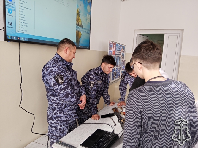 В Первомайске сотрудники Росгвардии провели урок мужества для школьников