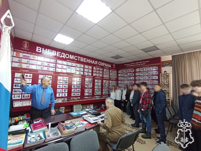 Читинские школьники побывали в комнате истории вневедомственной охраны