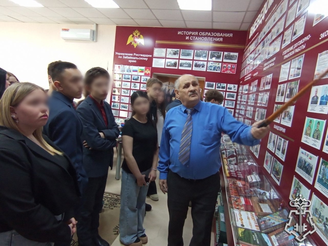 Читинские школьники побывали в комнате истории вневедомственной охраны