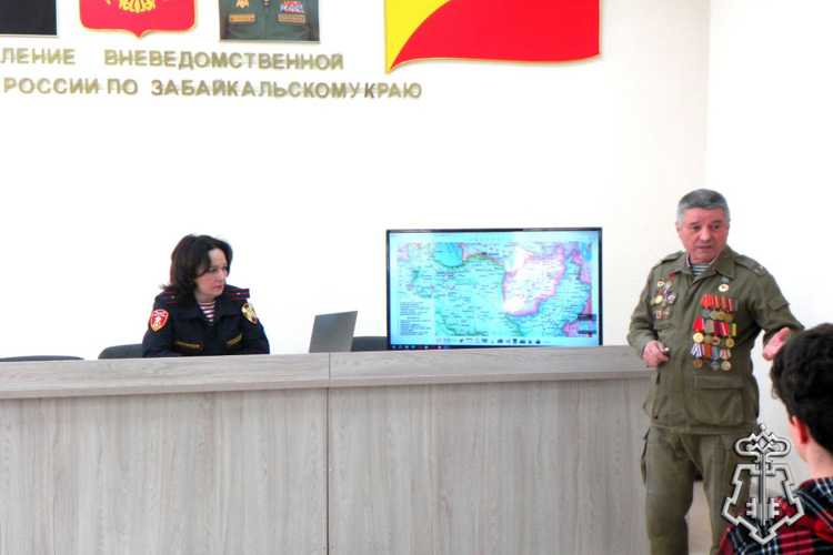 Читинские школьники побывали в комнате истории вневедомственной охраны