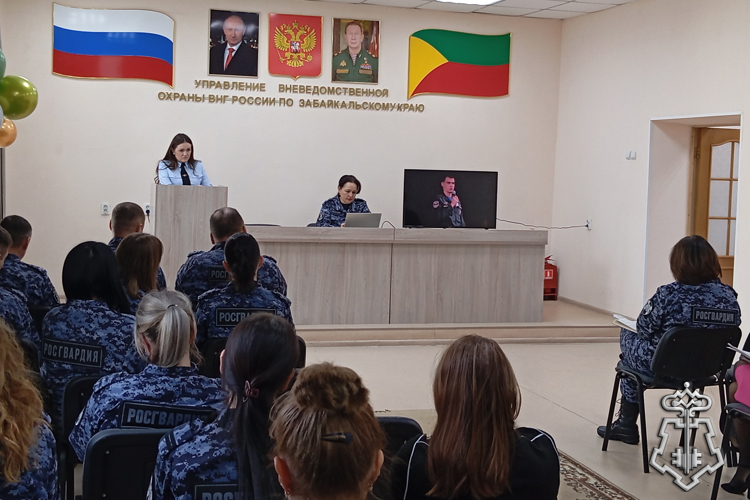 Инспектор ГАИ напомнил сотрудникам Росгвардии о безопасном поведении на дороге