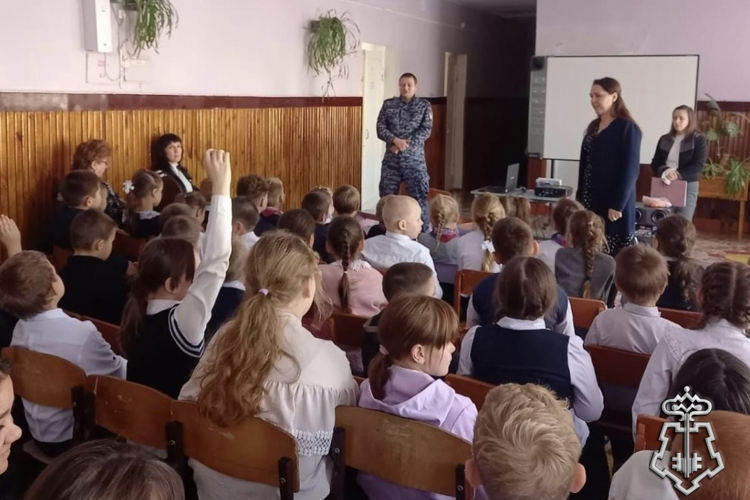 В Первомайске сотрудники Росгвардии рассказали школьникам о безопасности