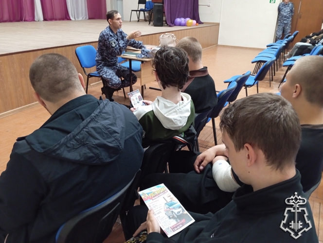В Чите сотрудники вневедомственной охраны провели профориентационное занятие для студентов