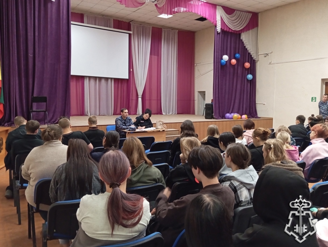 В Чите сотрудники вневедомственной охраны провели профориентационное занятие для студентов