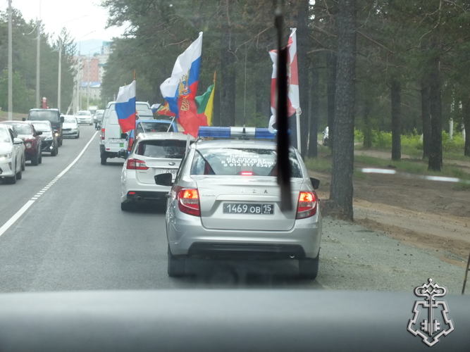 В Чите сотрудники, военнослужащие и ветераны Росгвардии провели патриотический автопробег ко Дню России