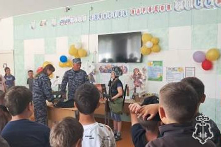 В поселке Акша сотрудники вневедомственной охраны провели урок мужества в пришкольном лагере