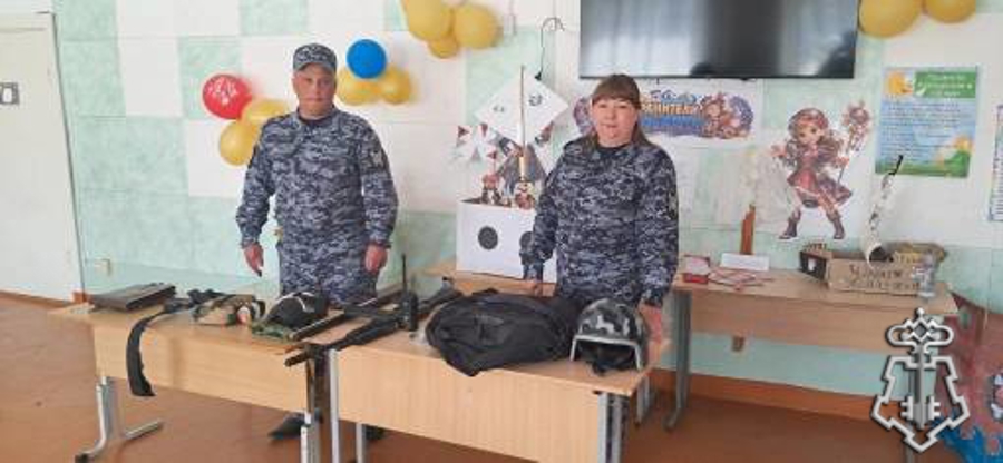 В поселке Акша сотрудники вневедомственной охраны провели урок мужества в пришкольном лагере