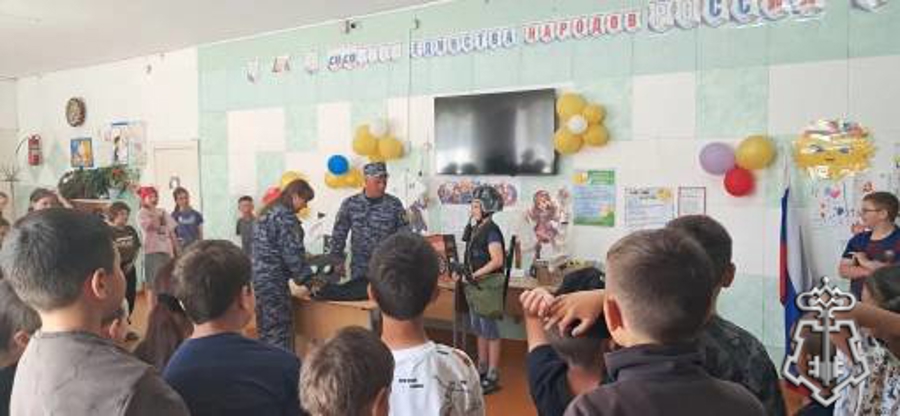 В поселке Акша сотрудники вневедомственной охраны провели урок мужества в пришкольном лагере