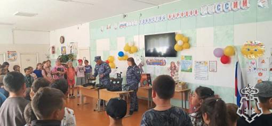 В поселке Акша сотрудники вневедомственной охраны провели урок мужества в пришкольном лагере