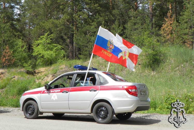 В Чите сотрудники, военнослужащие и ветераны Росгвардии провели патриотический автопробег ко Дню России