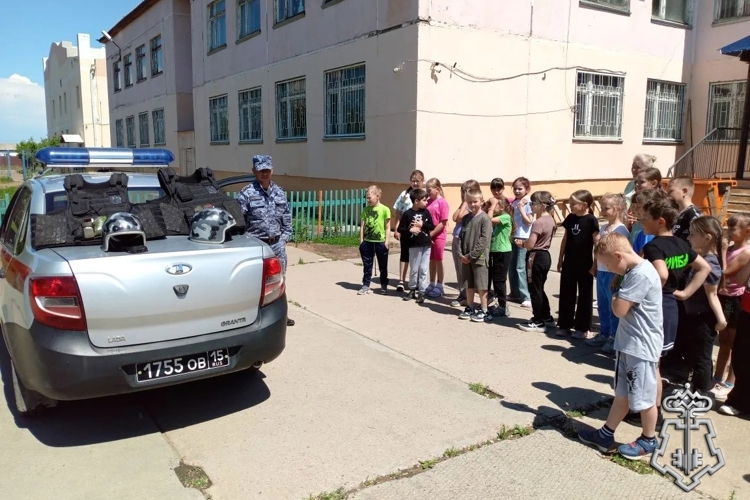 В Нерчинске сотрудники Росгвардии провели «Урок мужества» для школьников