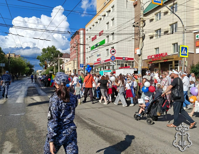 Сотрудники и военнослужащие Росгвардии приняли участие в параде семей в Чите