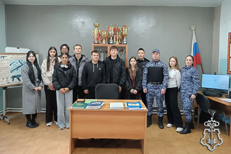 Сотрудники вневедомственной охраны в  Борзе открыли школьникам «Путь в профессию»